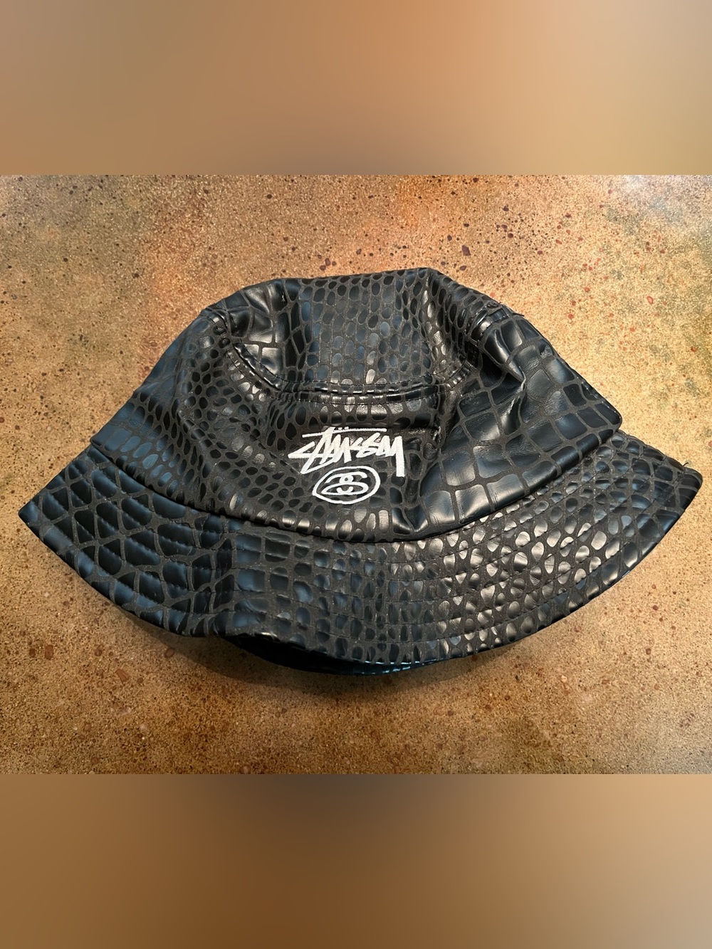 BUCKET HAT